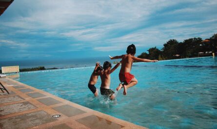 Cómo evitar que se te corte la digestión al bañarte en la piscina